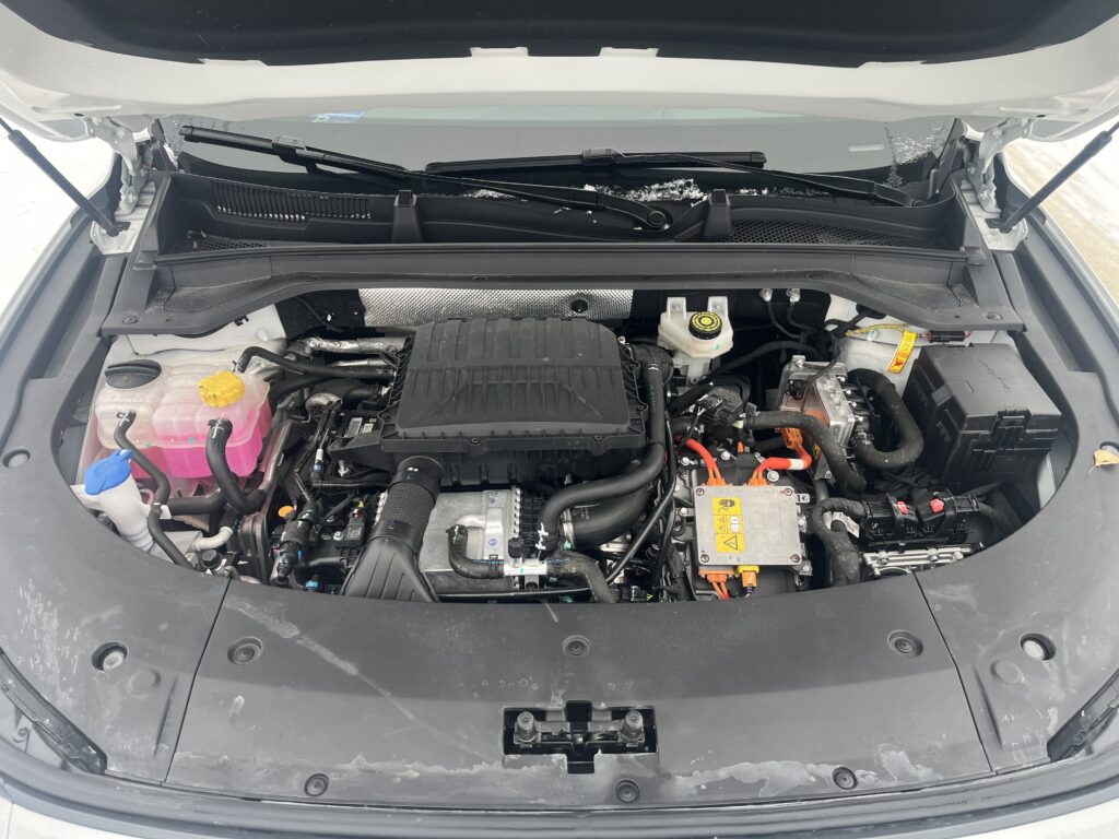 Omoda 9 Super Hybrid widok na silnik