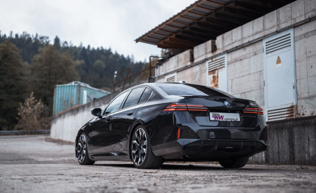 BMW_i5_M60_xDrive_z_zwieszeniem_gwintowanym_KW_V3_widok_od_tyłu