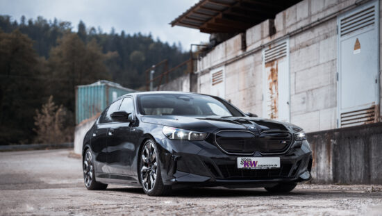 BMW_i5_M60_xDrive_z_zwieszeniem_gwintowanym_KW_V3_widok_od_przodu