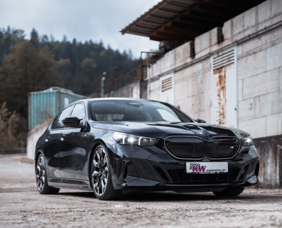 BMW_i5_M60_xDrive_z_zwieszeniem_gwintowanym_KW_V3_widok_od_przodu