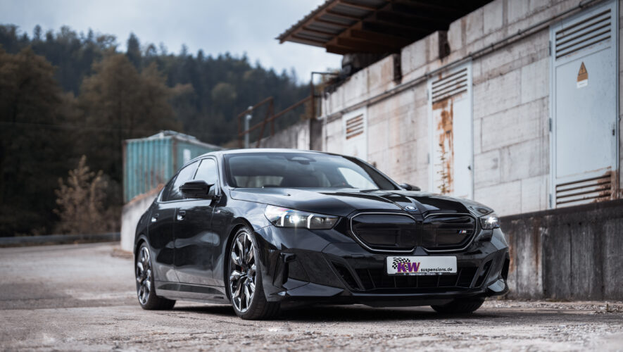 BMW_i5_M60_xDrive_z_zwieszeniem_gwintowanym_KW_V3_widok_od_przodu