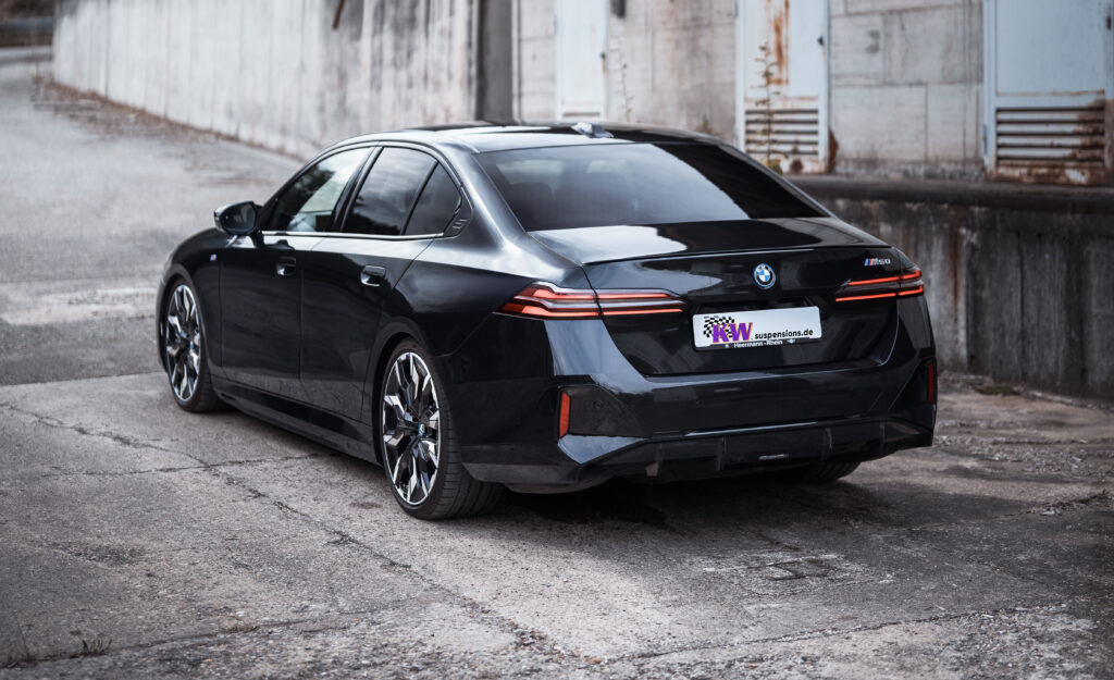 BMW_i5_M60_xDrive_z_zwieszeniem_gwintowanym_KW_V3_widok od tyłu