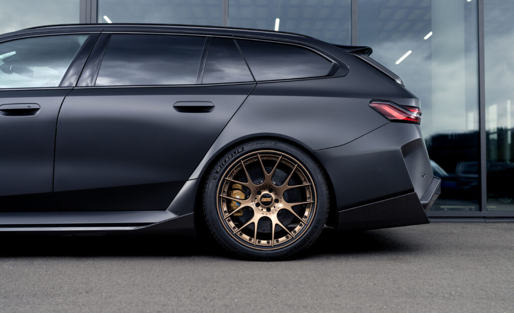 KW_V4_BMW_M5_G99_Touring_widok tylnej osi