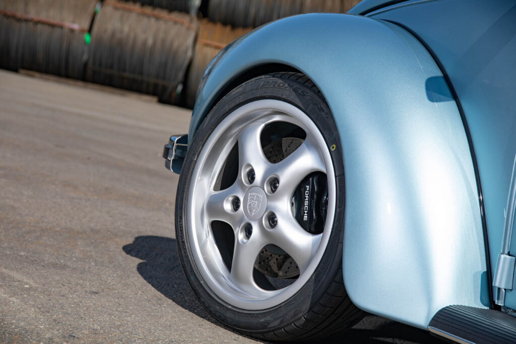 Elektryczny Garbus Knepper_RS-E koło z logo Porsche