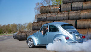 Elektryczny Garbus Knepper_RS-E w kłębach dymu