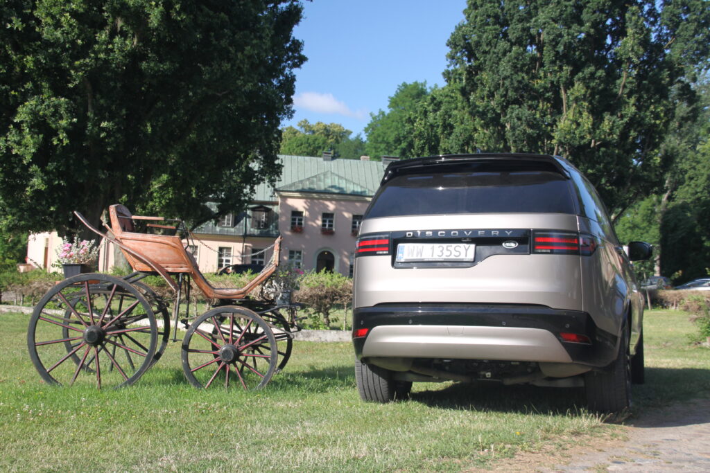 Land Rover Discovery auto od tyłu