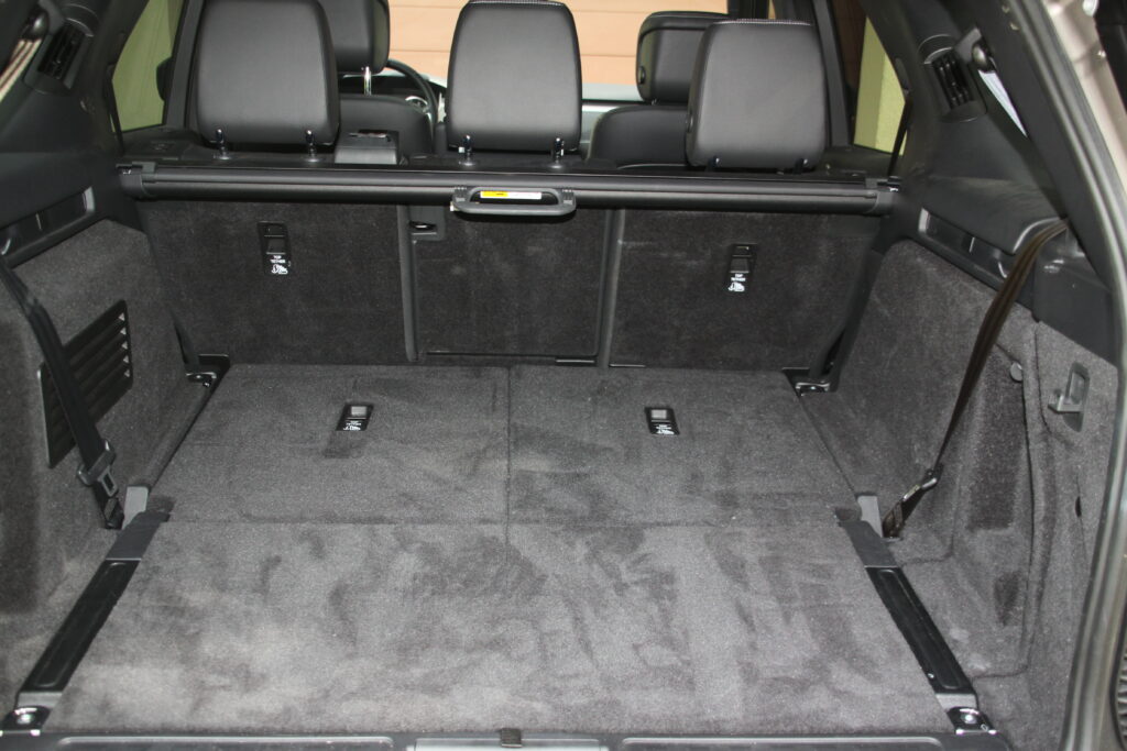 Land Rover Discovery trunk