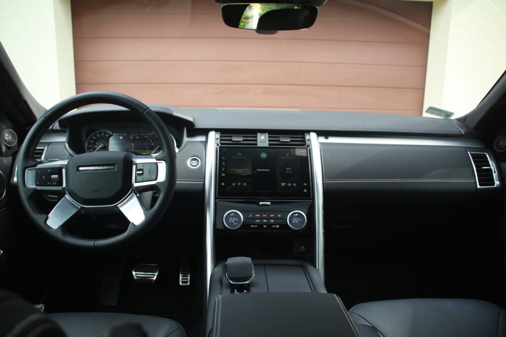 Land Rover Discovery cockpit