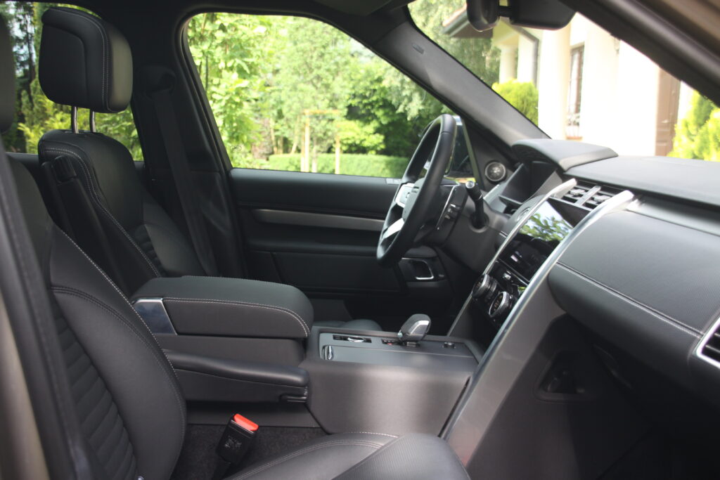 Land Rover Discovery front seats