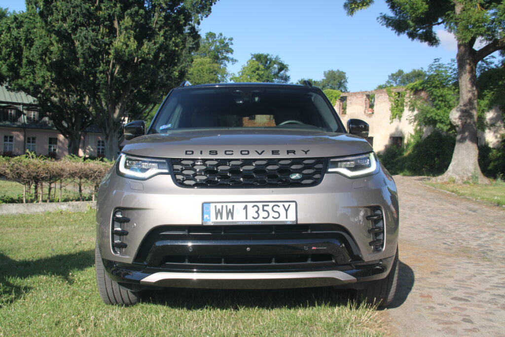 Land Rover Discovery in front