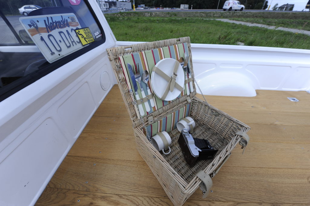 VW Caddy Mk 1 koszyk wiklinowy z aparatem foto