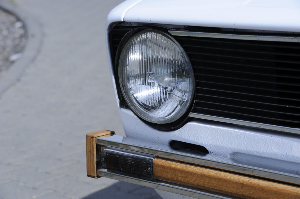 VW Caddy Mk 1 przedni reflektor z drewniana listwą zderzaka