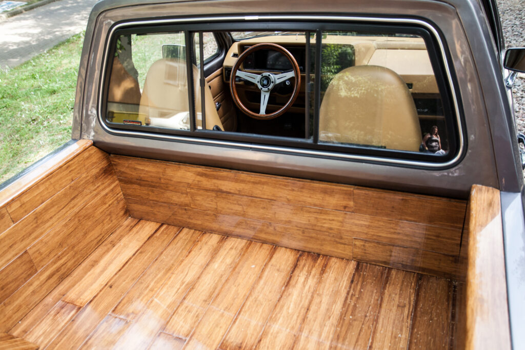 Tuning VW Caddy Mk1 drewniana zabudowa skrzyni ładunkowej