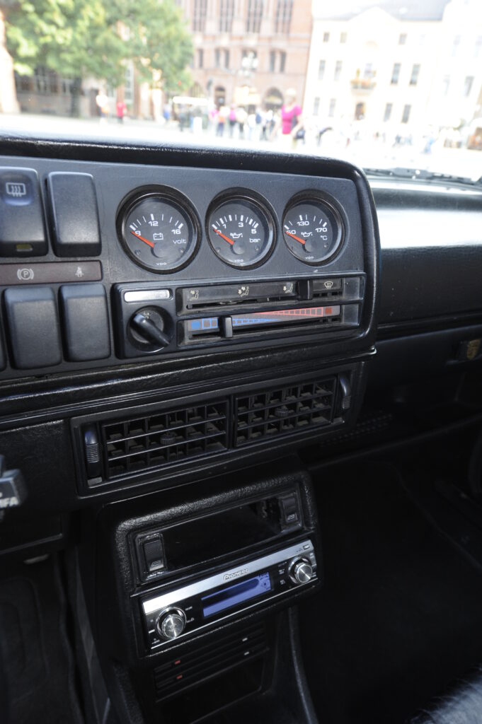 Tuning VW Jetta A2 coupé dodatkowe zegary na panelu środkowym