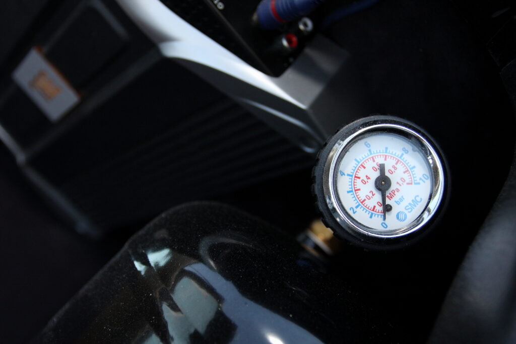 Tuning VW Golf Mk3 GTI manometr air-ride