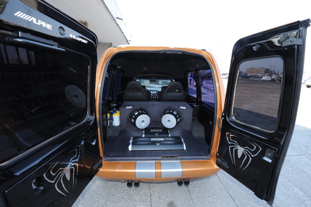 Tuning-VW-Caddy-2-widok na bagażnik ze sprzętem car-audio