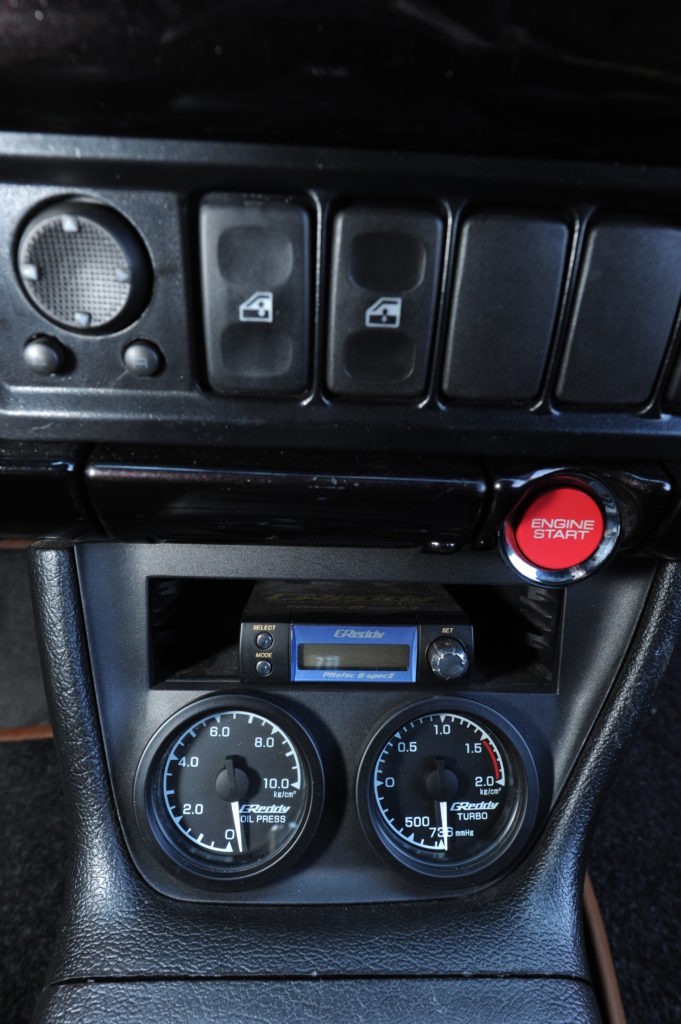 Tuning-VW-Caddy-2-konsola środkowa ze wskaźnikami ciśnienia