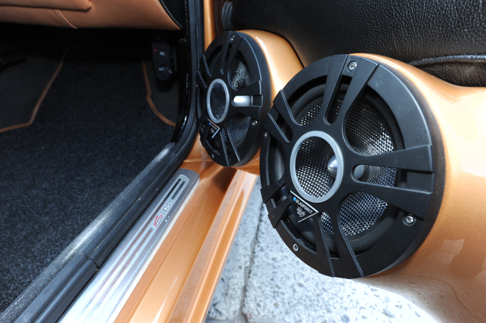 Tuning-VW-Caddy-2-głośniki Blaupunkt w drzwiach