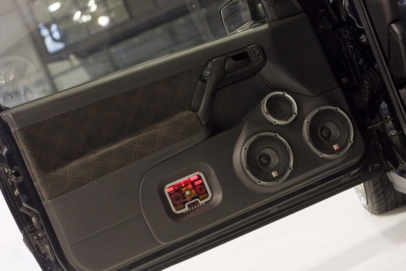 Modele VW Golf GTI 20 Jahre głośniki w drzwiach