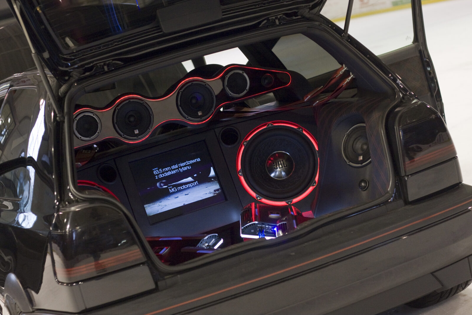 Modele VW Golf GTI 20 Jahre system audio w bagażniku