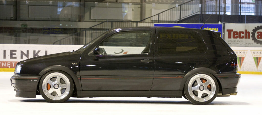 Modele VW Golf GTI 20 Jahre auto z boku na lodowisku