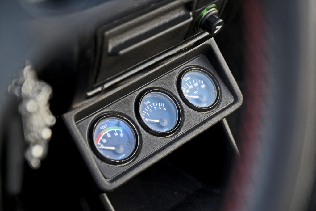 Tuning VW Golf Mk 1 Cabrio dodatkowe zegary