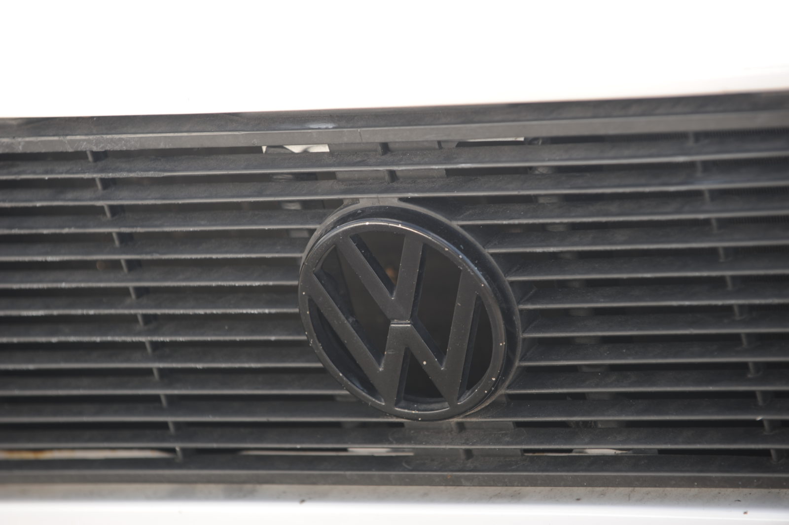 Tuning VW Golf Mk1 logo vw na grillu