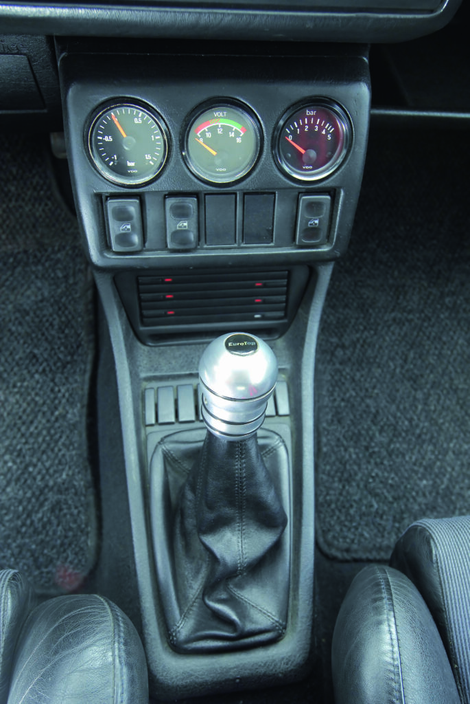 Tuning VW Golf Mk2 G60 Rallye środkowa konsola z dodatkowymi zegarami