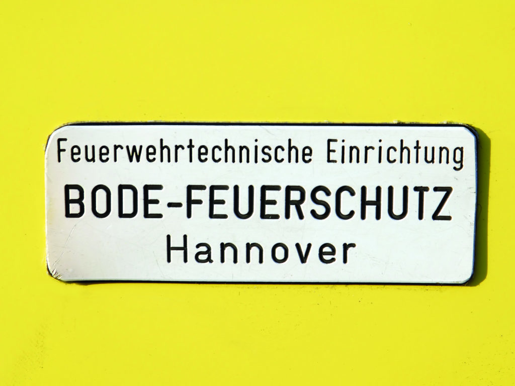 Żółty VW T1 Typ2 tablica w języku niemieckim dot przeznaczenia aut