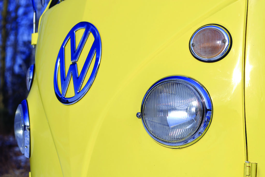 Żółty VW T1 Typ2 reflektory przednie i logo VW na masce