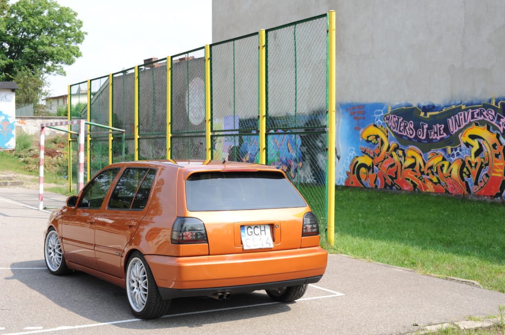 Modele VW pomarańczowy Golf Mk3 VR6 widok od tyły