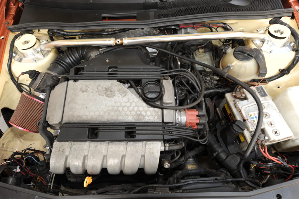 Modele VW pomarańczowy Golf Mk3 VR6 silnik po swapie