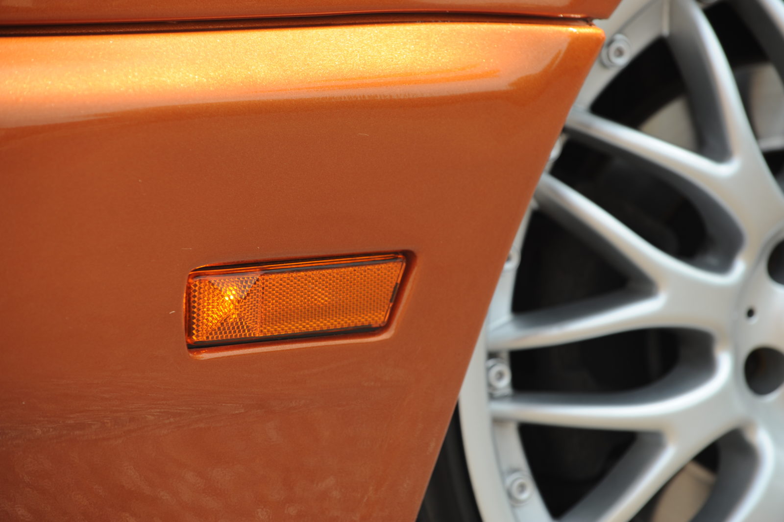 Modele VW pomarańczowy Golf Mk3 VR6 kierunkowskaz w błotniku