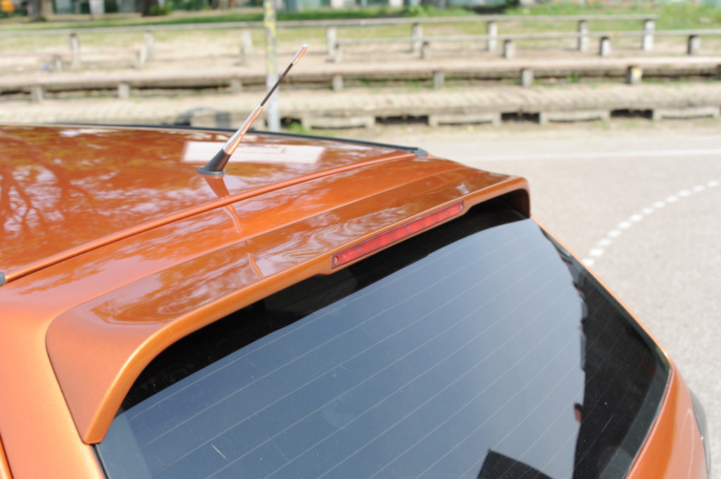 Modele VW pomarańczowy Golf Mk3 VR6 spojler nad tylną szybą