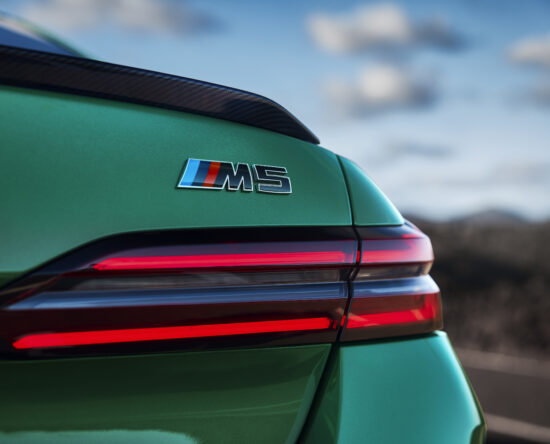 Logo na bagażniku BMW M5