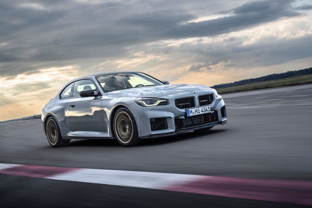 BMW M2 CS na torze w czasie jazdy