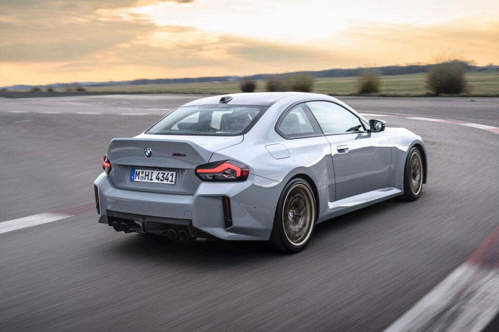 BMW M2 CS na torze widok z tyłu