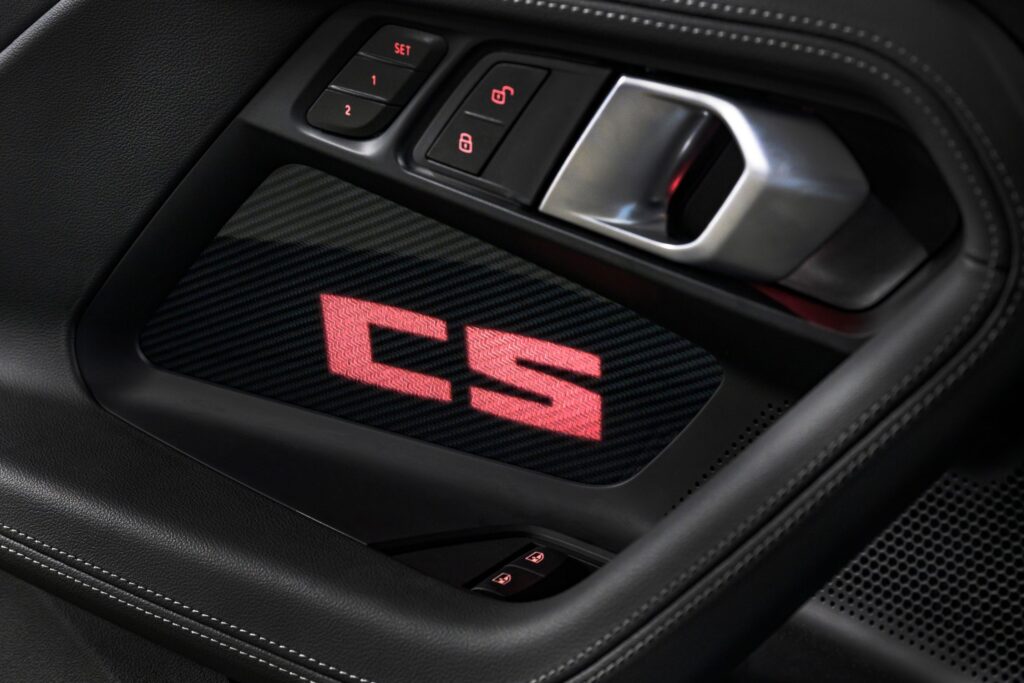 BMW M2 CS logo na kokpicie