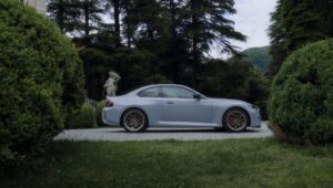 BMW M2 CS bok auta