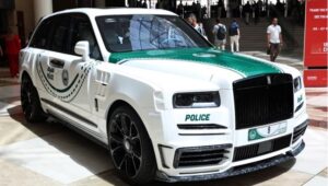 Widok z boku policyjnego Rolls Royce`a Cullinan