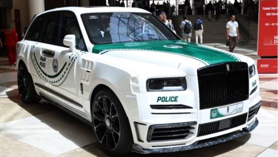 Widok z boku policyjnego Rolls Royce`a Cullinan