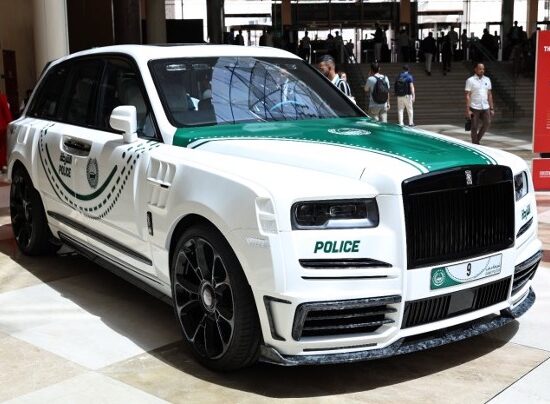Widok z boku policyjnego Rolls Royce`a Cullinan