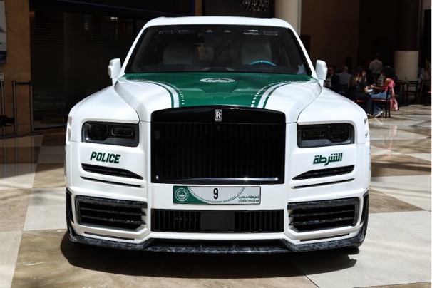 Przód policyjnego Rolls Royce`a Cullinan