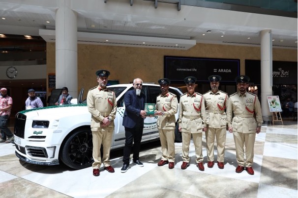 Policja Dubaju na tle Rolls Royce`a Cullinan