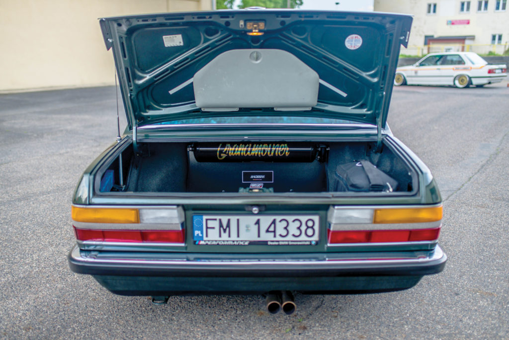 Tuning-BMW-E28-520i-widok bagażnika