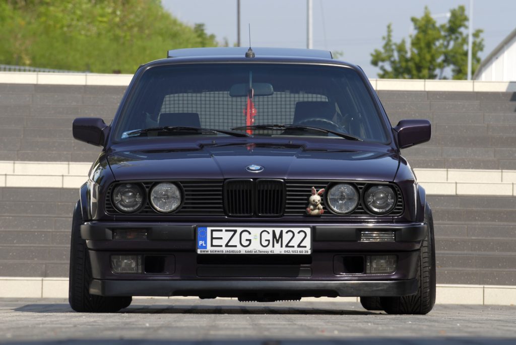 Tuning-BMW-E30-318i-Touring-widok z frontu