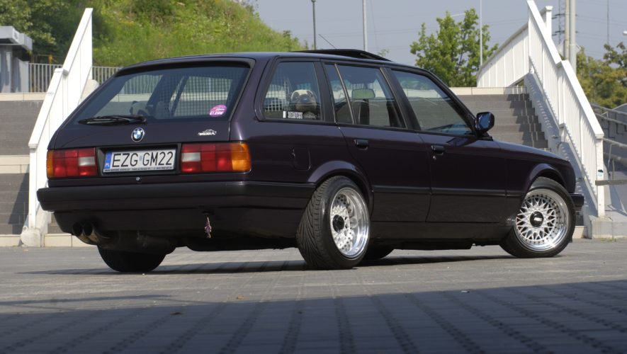 Tuning-BMW-E30-318i-Touring-widok od tylu