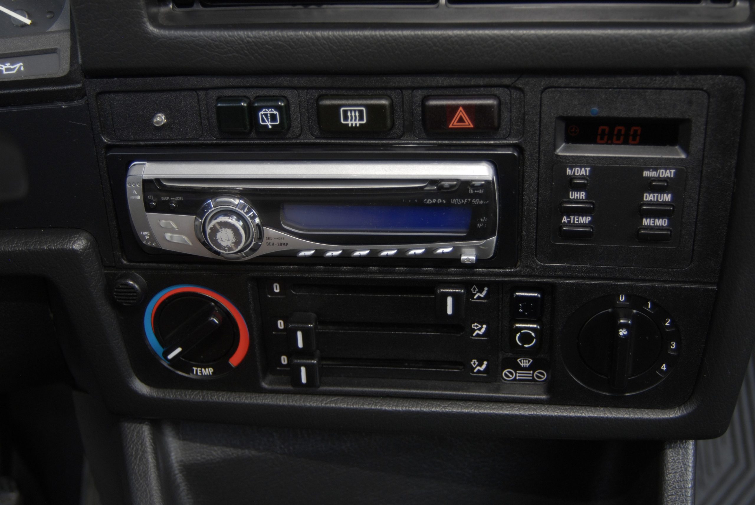 Tuning-BMW-E30-318i-Touring-panel klimatyzacji i car-audio