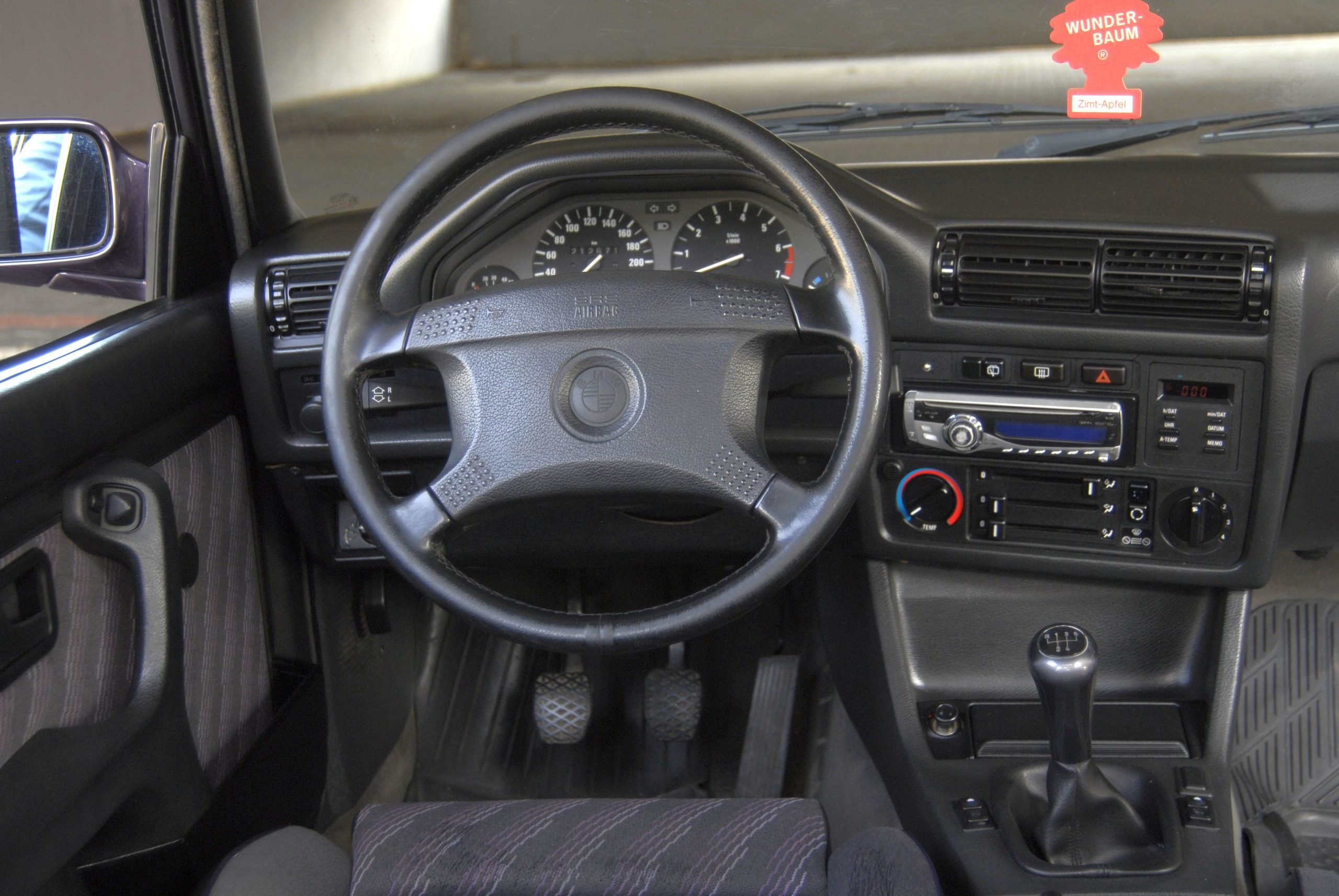 Tuning-BMW-E30-318i-Touring-kokpit