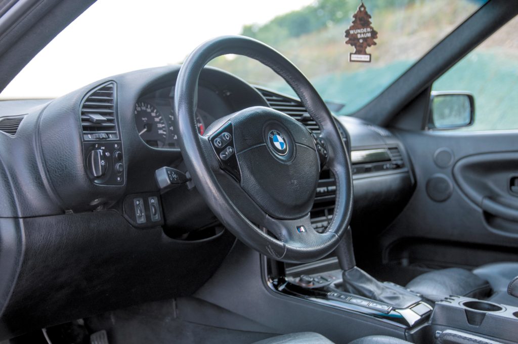 Tuning-BMW-E36-328i-Touring-kierownica i kokpit